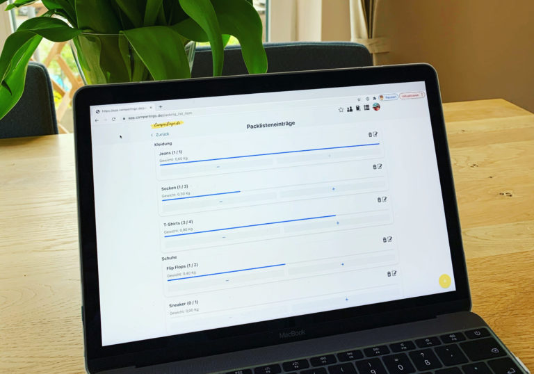 Laptop mit der Packlistenansicht von Camperlingo