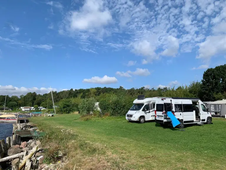 Wohnmobile auf Wiese