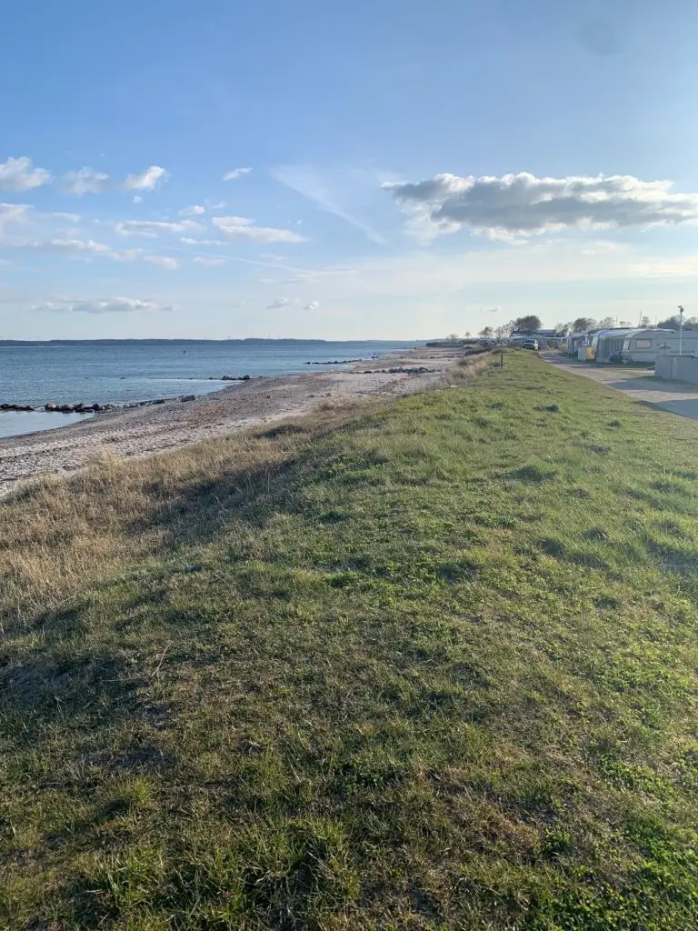 Blick auf Strand und erste Reihe eines Campingplatzes