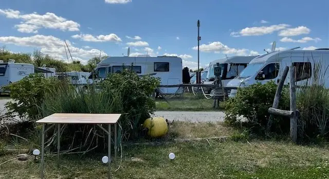 Blick auf den ferienpark scharbeutz mit Wohnmobieln